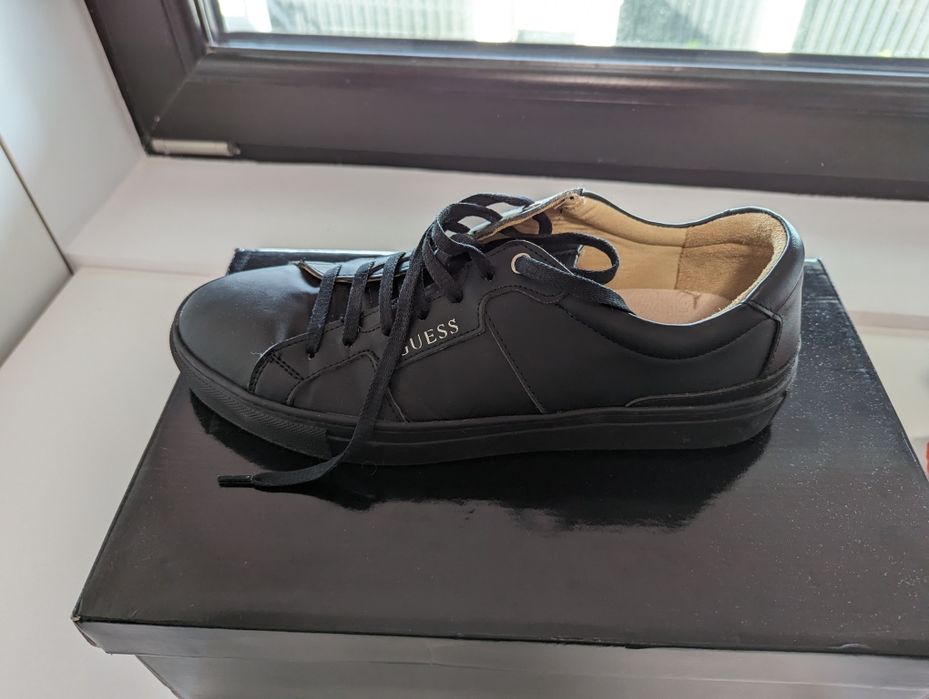 Vând papuci Guess