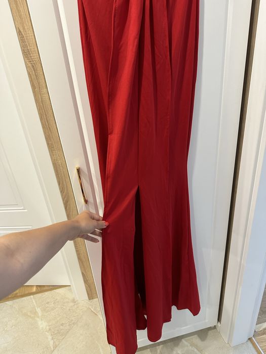 Червена дълга рокля