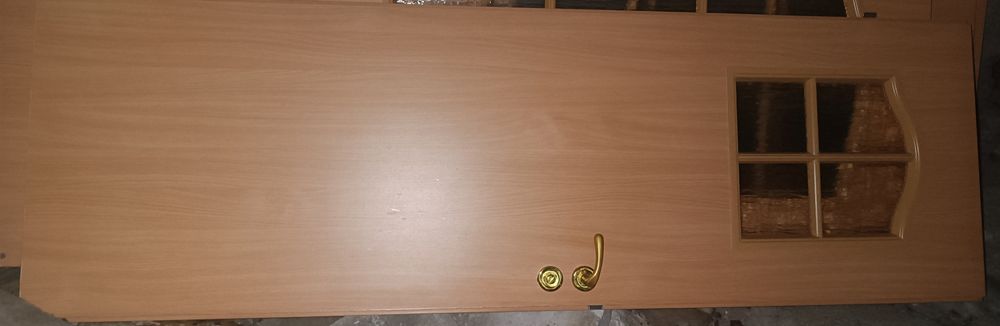 Usă din lemn, capitonată și 4 uși de interior