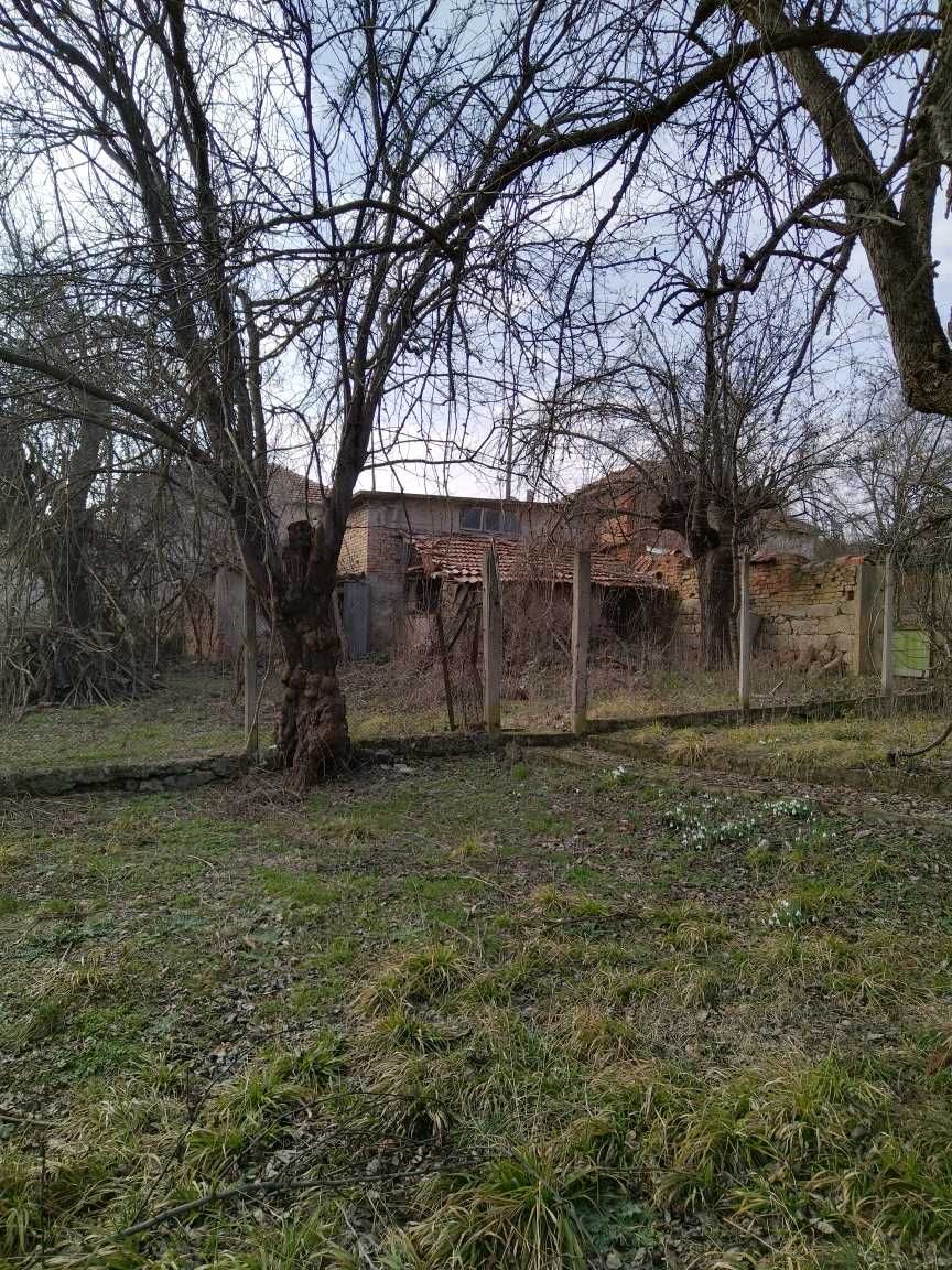 Запазена къща в село Голяма Брестница, общ.Ябланица