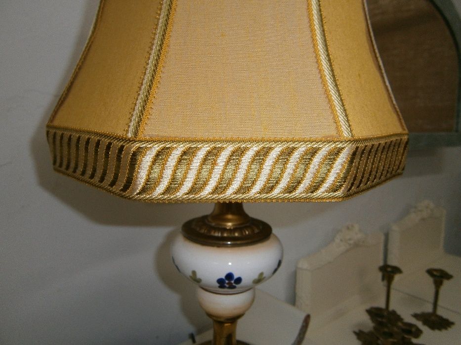 Lampadar vechi cu picior din portelan si metal (Lampa/Veioza abajur)