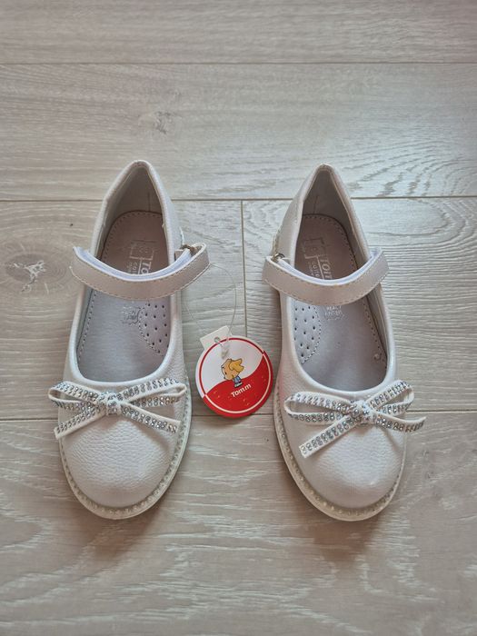 Чисто нови официални обувки за момиче 26 номер