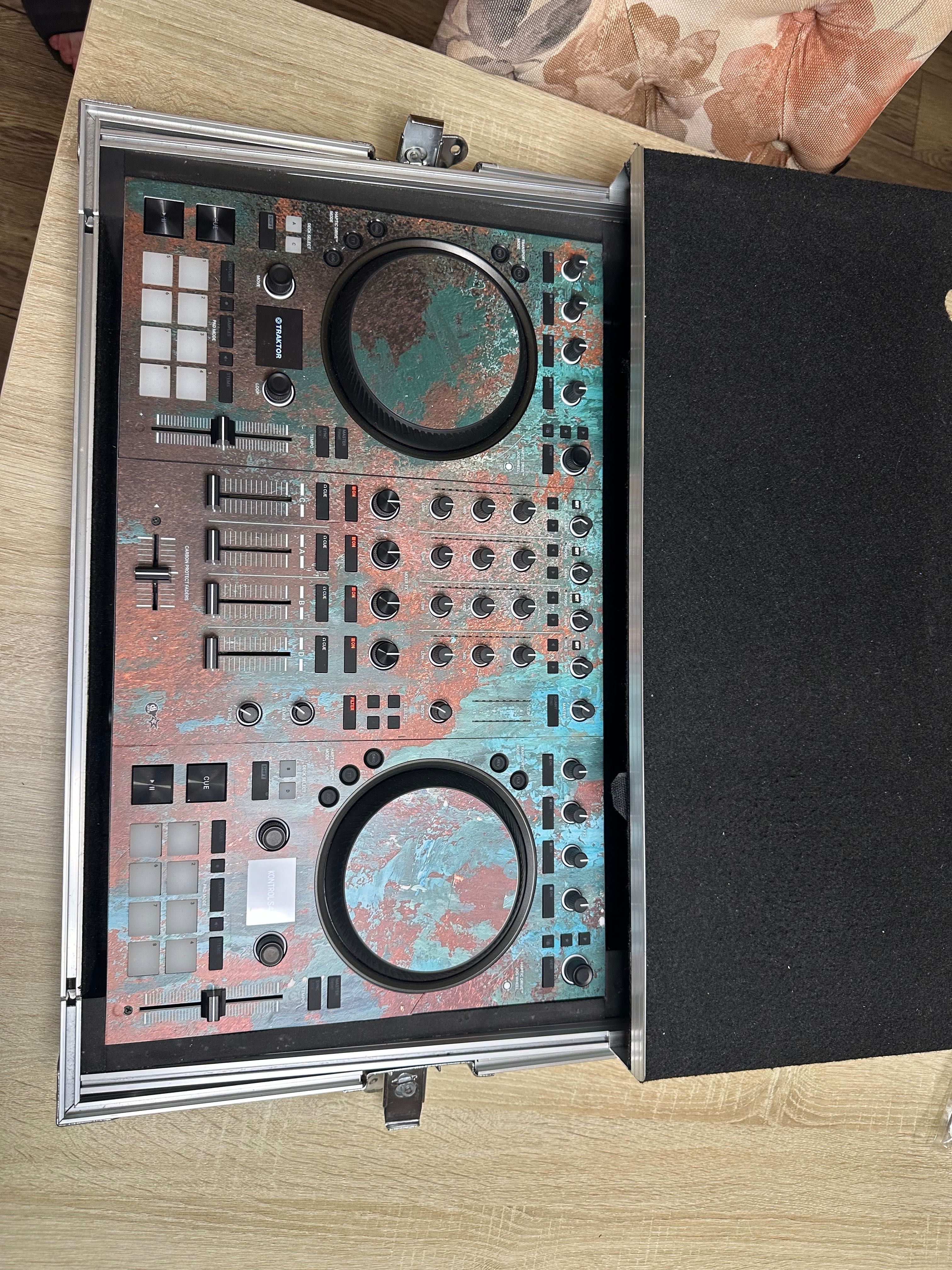 DJ Controller TRAKTOR S4 MK3