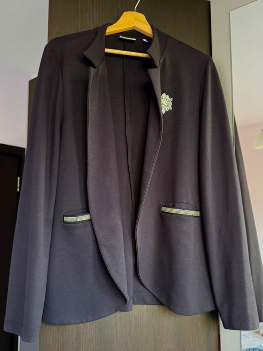 Елегантно сако с брошка