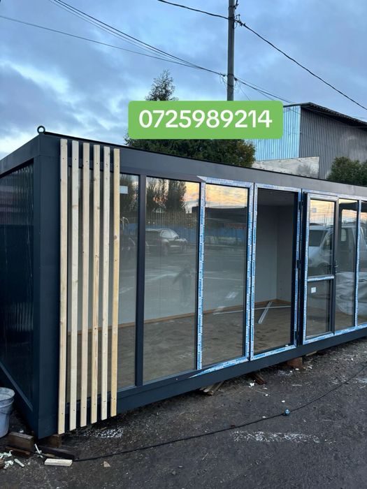 Container modular cu riflaj de lemn si fatada vitrata vitrina gri antr