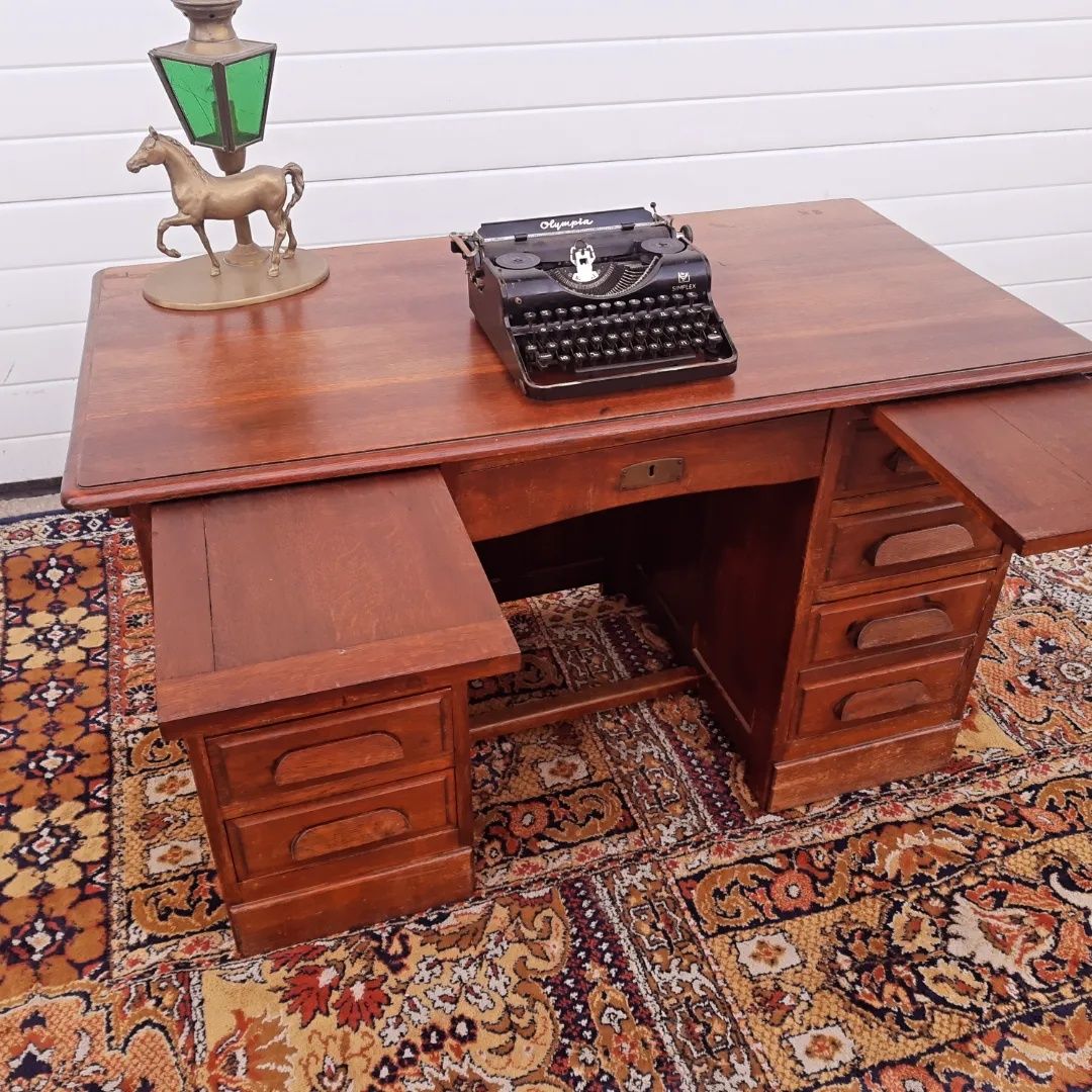 Антично Викторианско бюро от тигров дъб Произведено в Америка  1930г