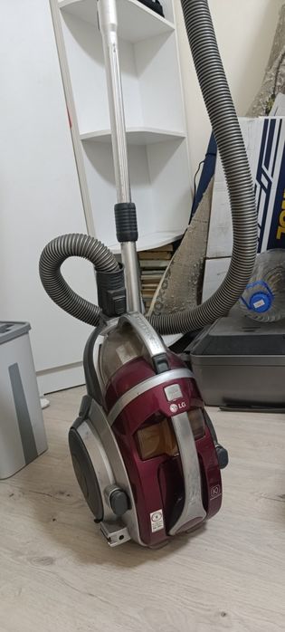 Пылесос LG в рабочем состоянии