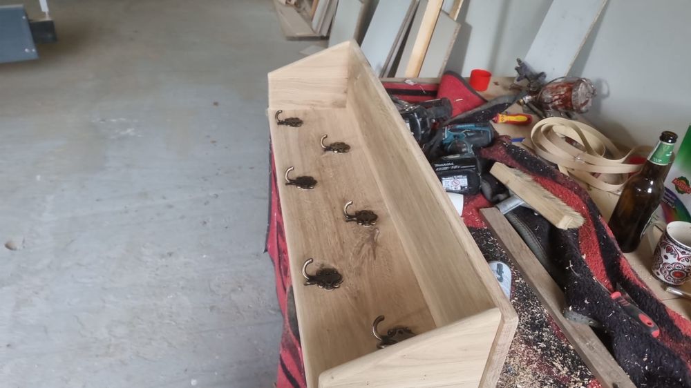 Mobilier din lemn masiv – scaune, mese, dulapuri – facem și pe