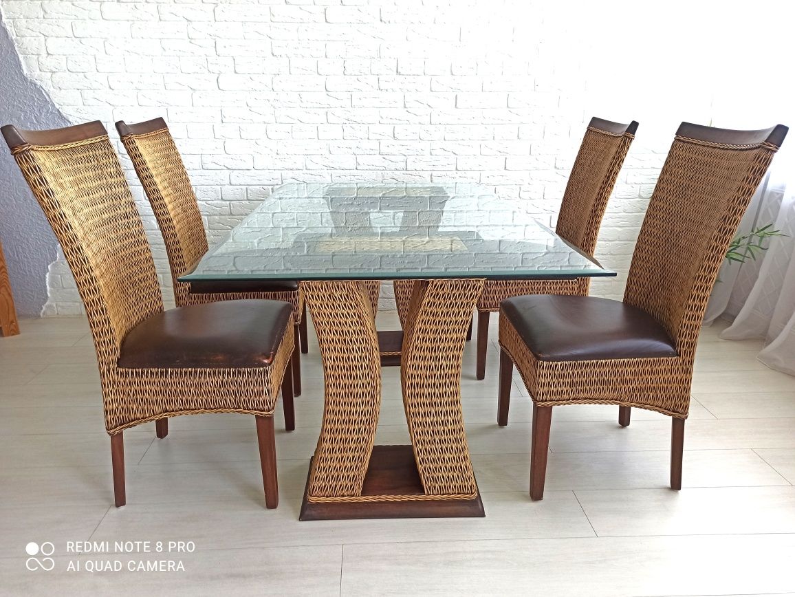 Елегантна трапезна маса с четири стола от ратан
