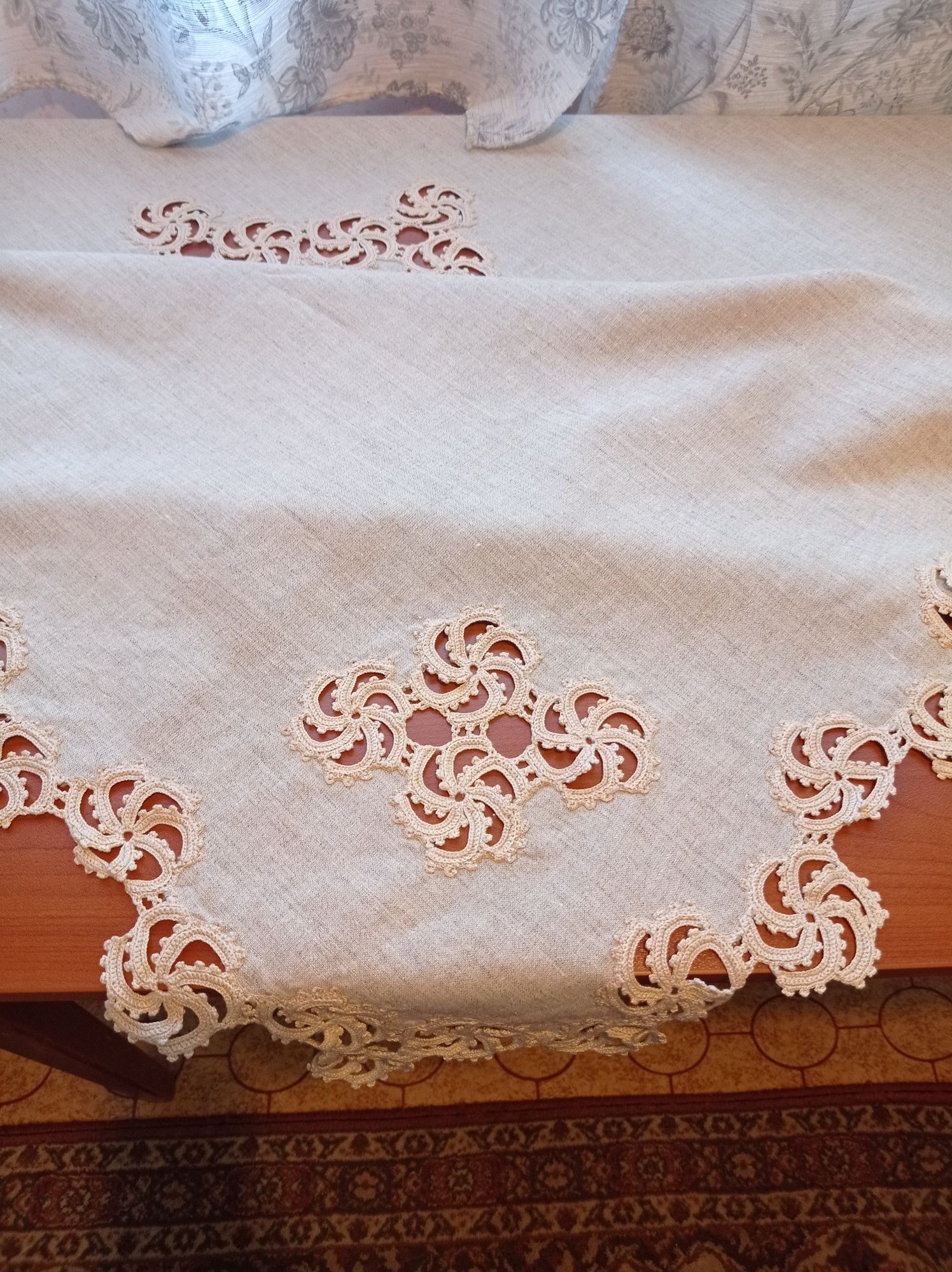 Ленена покривка с ръчно плетена дантела