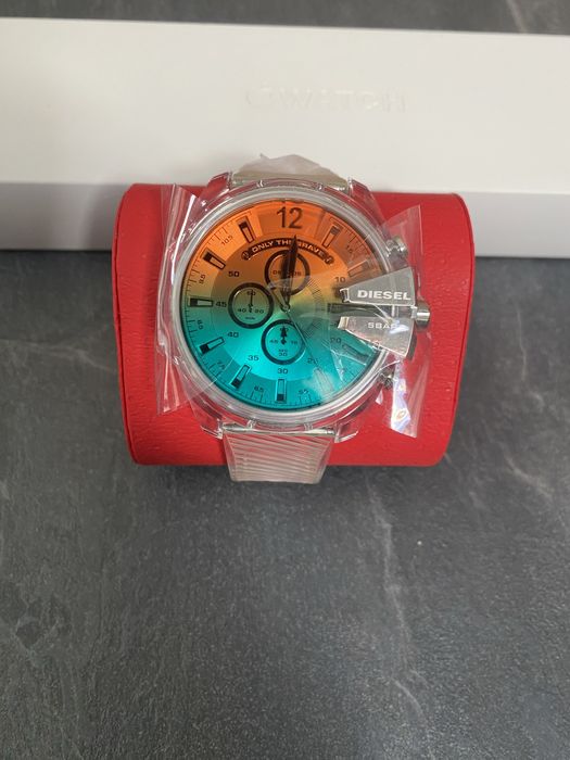 Ceas Diesel rezistent la apa, nou cu eticheta