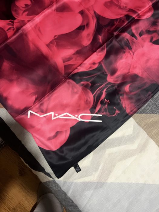 Правоъгълен шал на Mac Cosmetics