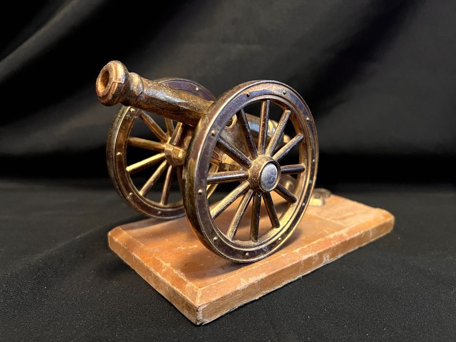 Decorațiune in forma de tun fixat pe un postament din lemn