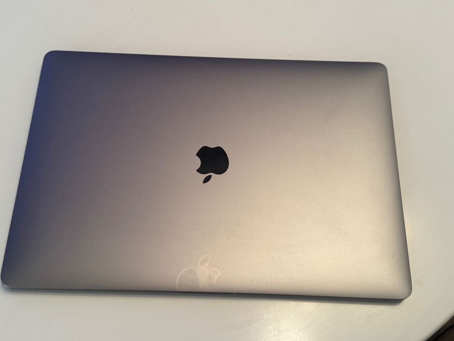 MacBook Pro 2018 15” 16GB / 512SSD i7