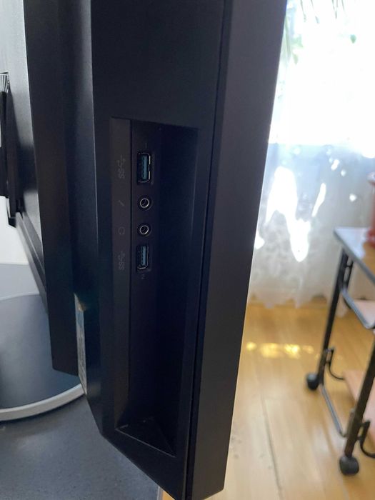PC i3 lenovo think centre  all in one cu monitor integrat in unitate