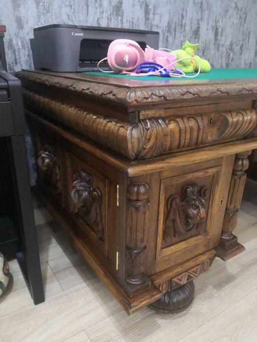 Антикварный письменный стол.
