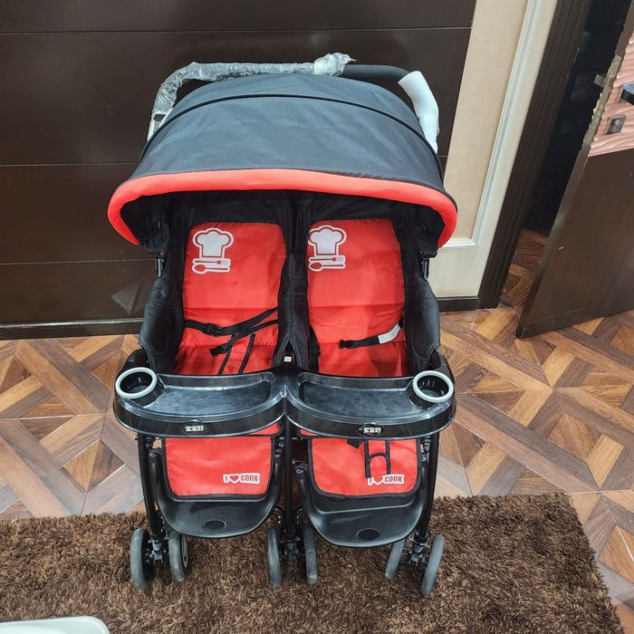 Egizaklar uchun ikkitalik kalyaska