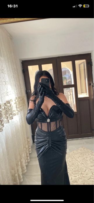 Rochie eleganta neagra cu mănuși