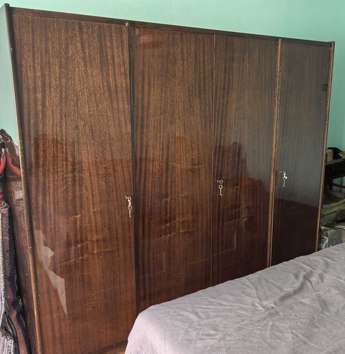 Лакиран гардероб