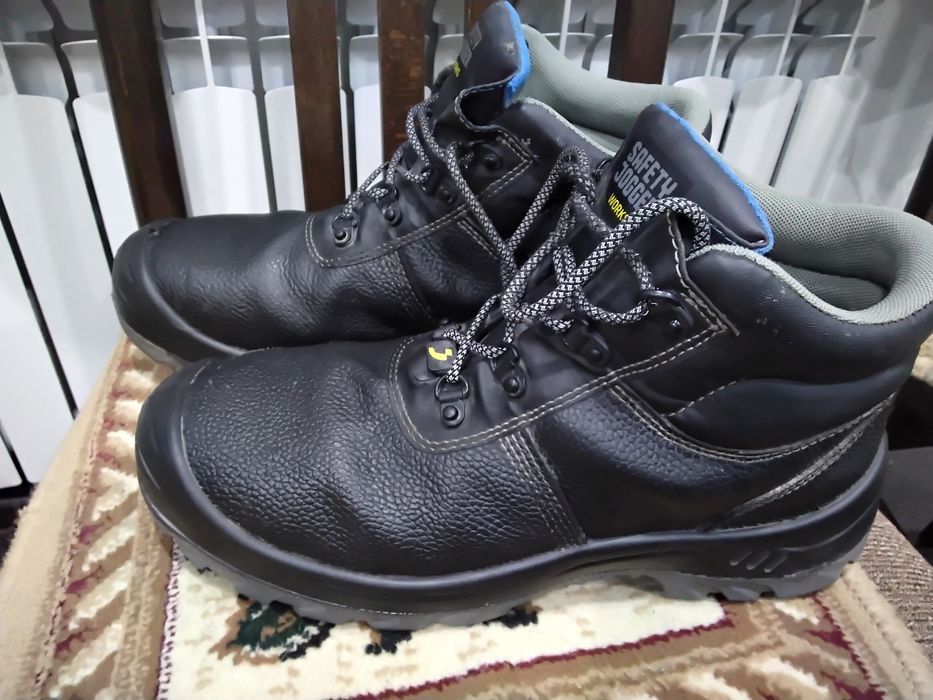 Продам спец обувь с металлическим носиком