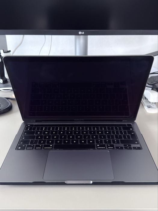MacBook Pro M1 13.3”, 256GB + 16GB Ram, ecran stricat