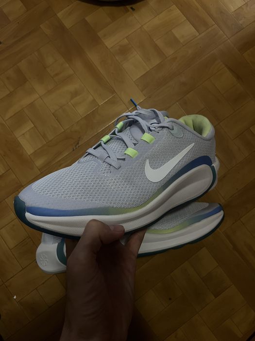 Продам кроссовки Nike. Оригинал новые.