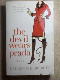 Книга на английском языке «the devil wears prada”