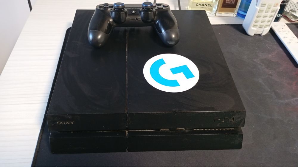 Прейстейшън 4  с пет игри и един контролер