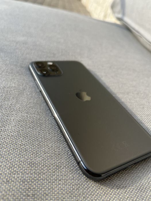 Vand iphone 11 pro de 64 gb impecabil