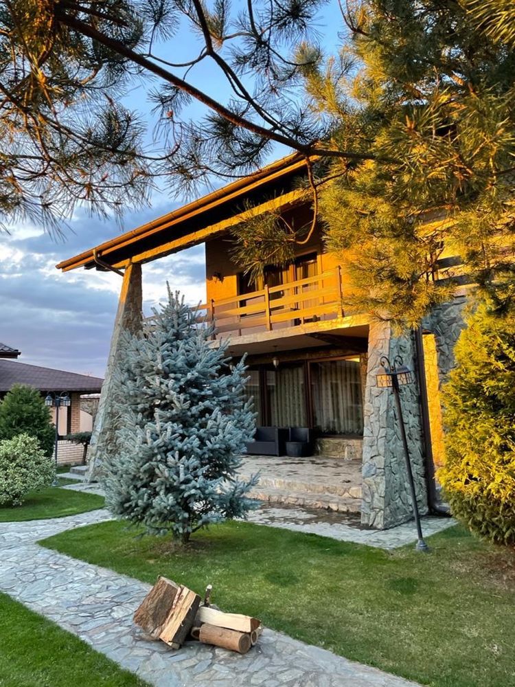 Vila spațioasă cu piscină, foișor și anexe – 1300 mp teren