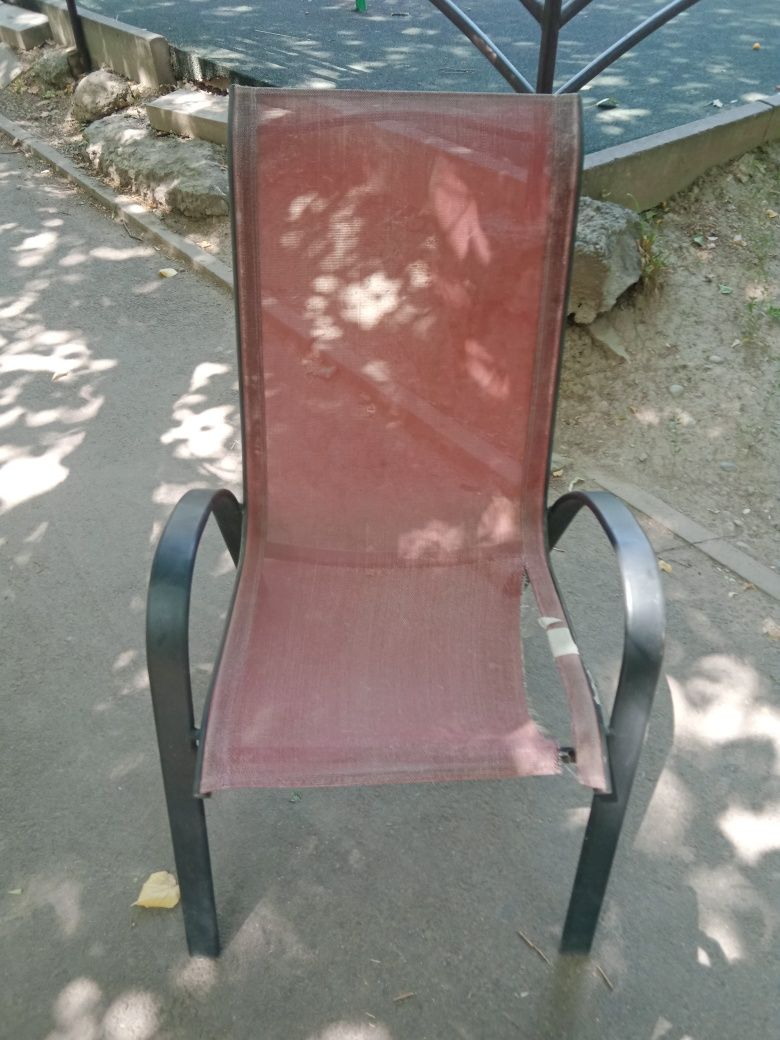 Кресло , металлическая основа.