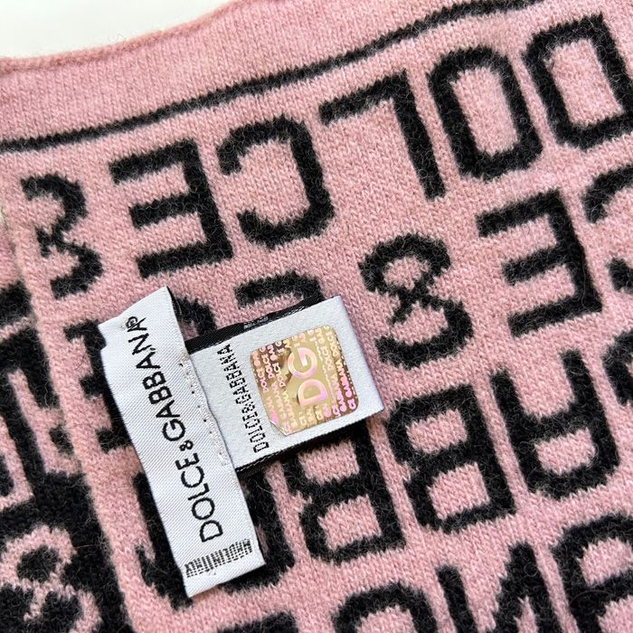 Dolce & gabbana оригинален сет от вълнен шал ш шапка розово и черно