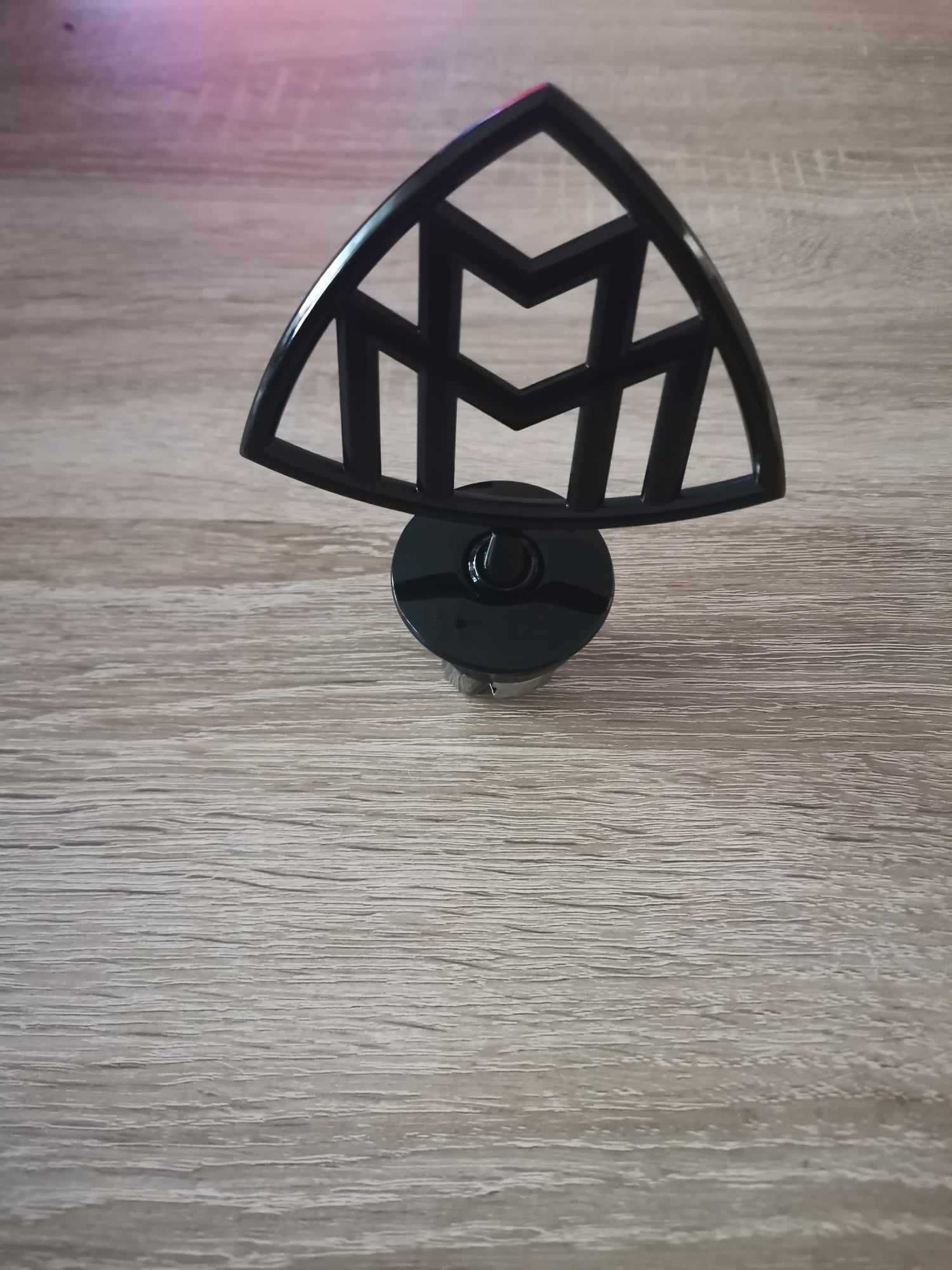 Майбах Maybach черна емблема лого