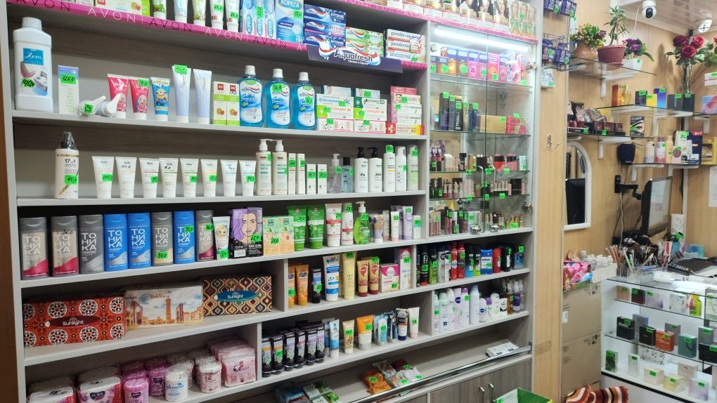 Продаются б/у шкафы, витрины-прилавки, полки для магазина.