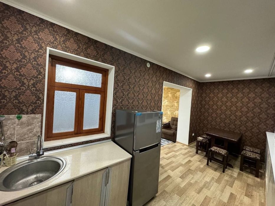 Alisher Navoiy universiteti oldida