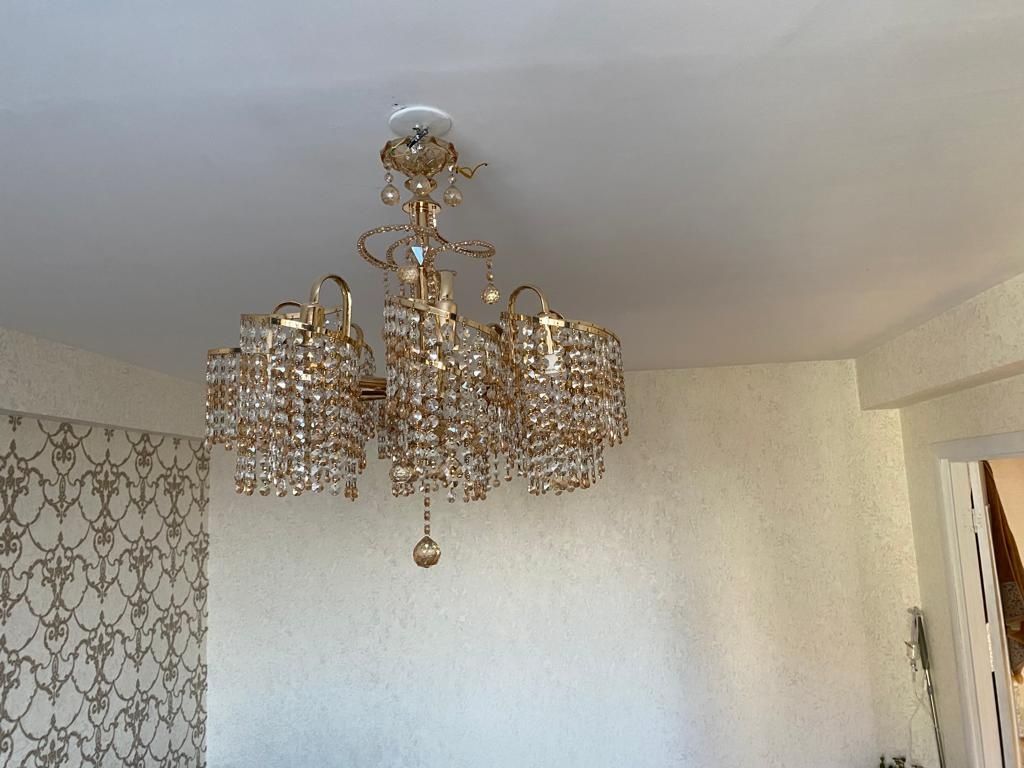 Продам срочно люстру