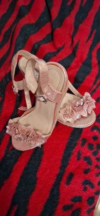 Sandale roz perlat cu platforma - marime 38