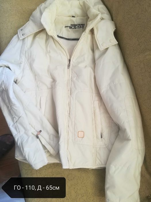 Дамско бяло яке с ципове и подвижна качулка