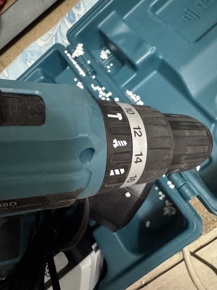 акумулаторен удърен винтоверт makita HP488D с 2 батерий