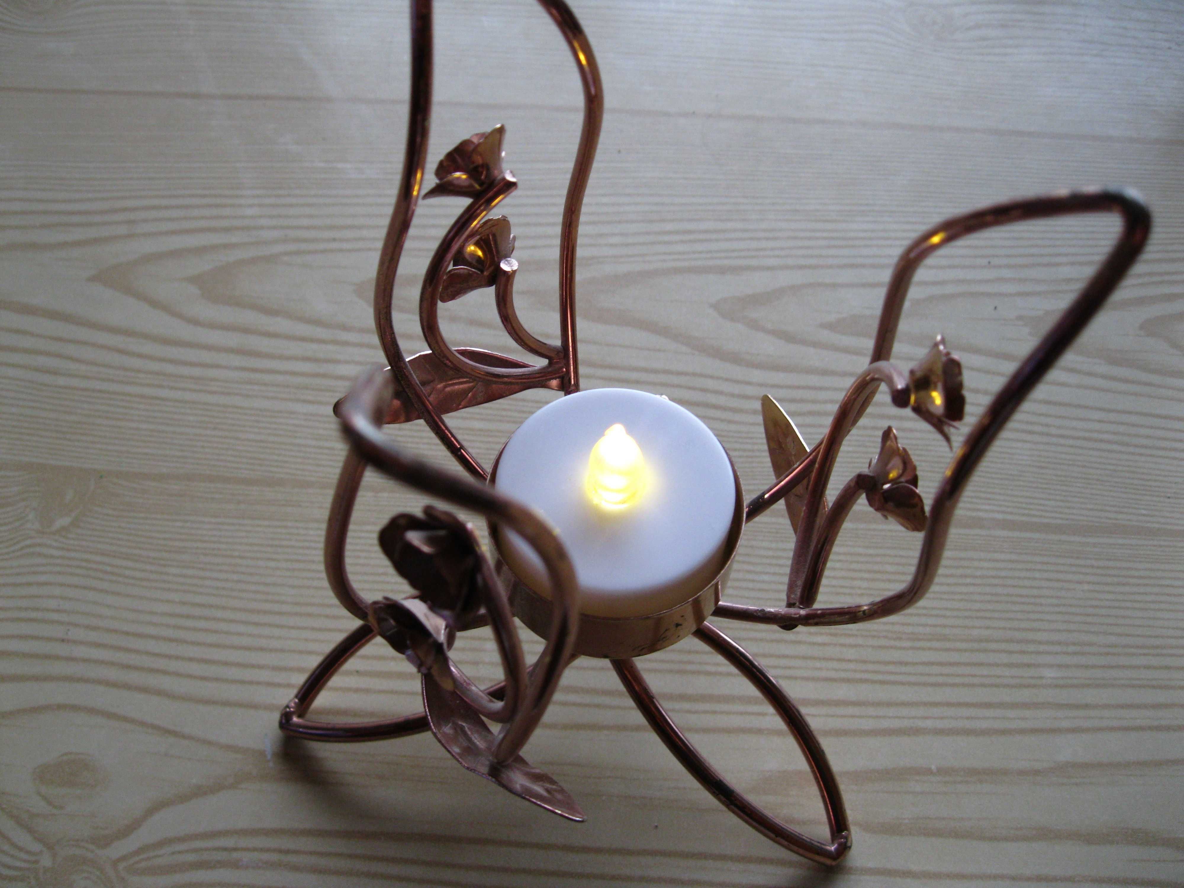 Красив метален свещнинк