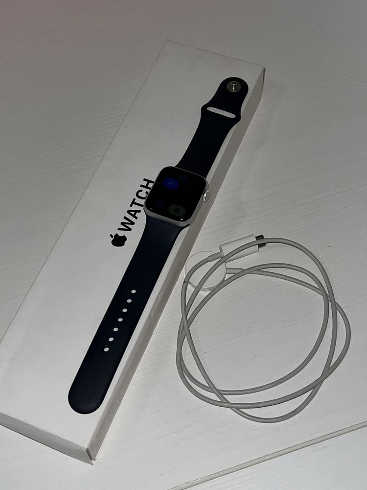 Продам Часы Apple watch SE