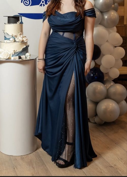 Бална рокля от сатен, блестяща и удобна