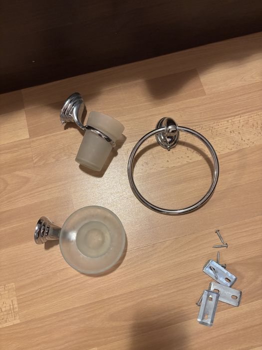 Стойки за сапун, кърпи и четки