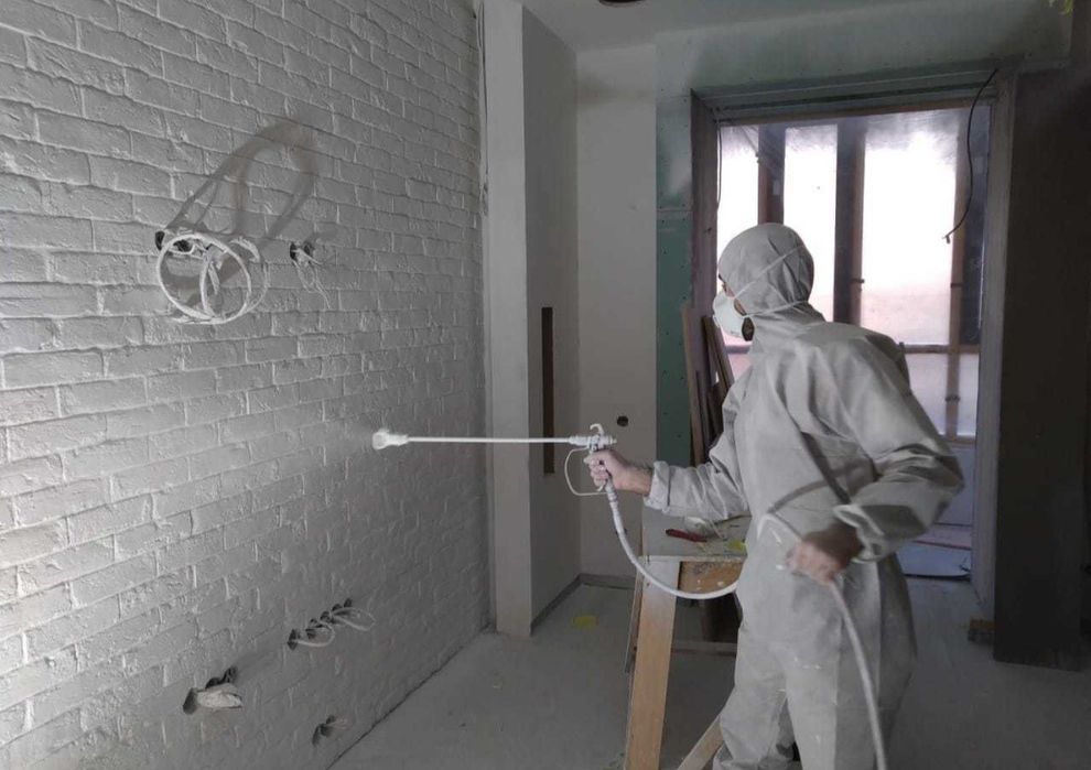 Покраска стен помещений и офисов. Безвoздушнaя покраска стены