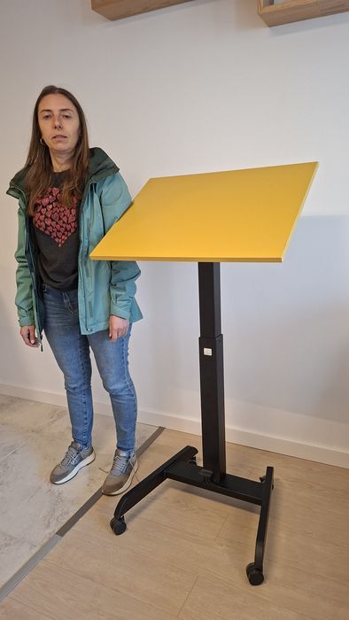 Продавам маса. RFG за презентации ,разтегателна маса