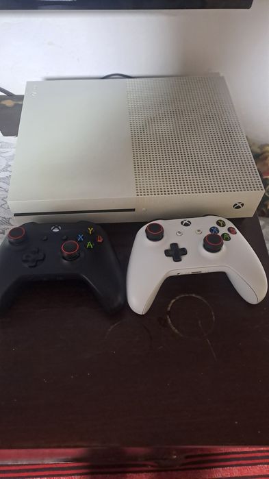 Xbox one s cu 4 jocuri și 2 controlere