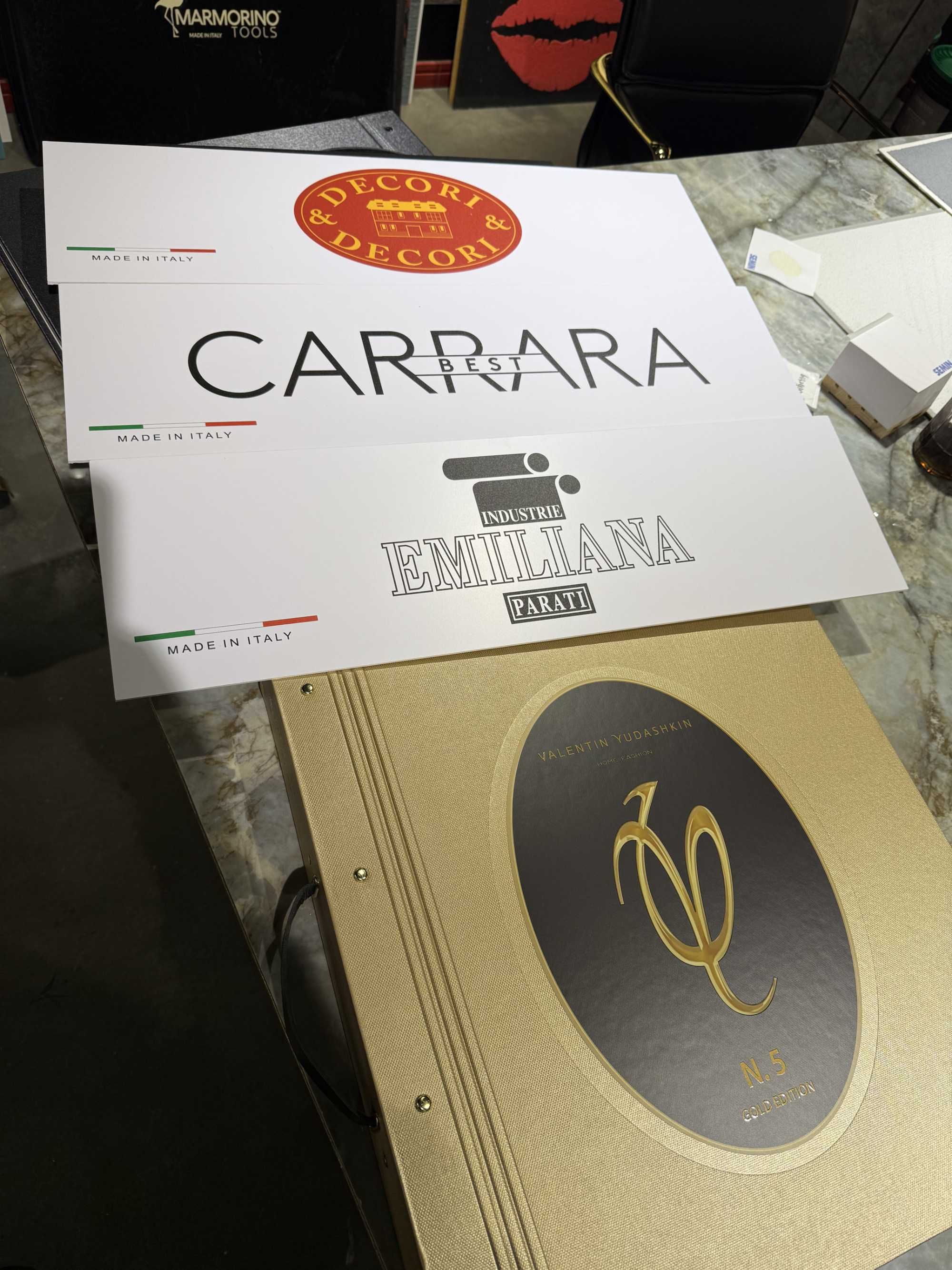 Обои Юдашкин , Carrara ,  Roberto Cavalli от Emiliana Parati
