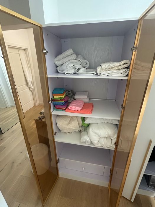 dulap/dressing cu spațiu pentru umerașe.