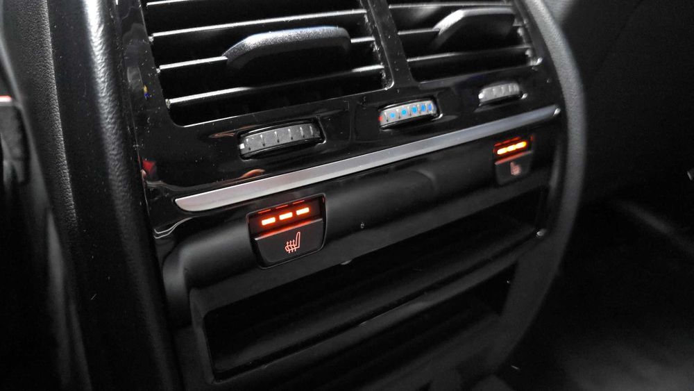 BMW 5-Series 520i Luxury   02