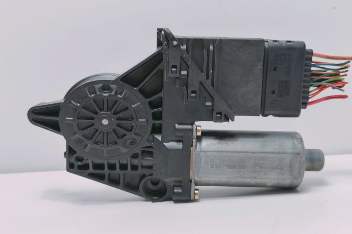 Motoras macara Stanga  105406301 Volkswagen VW Golf a 4-a generatie s